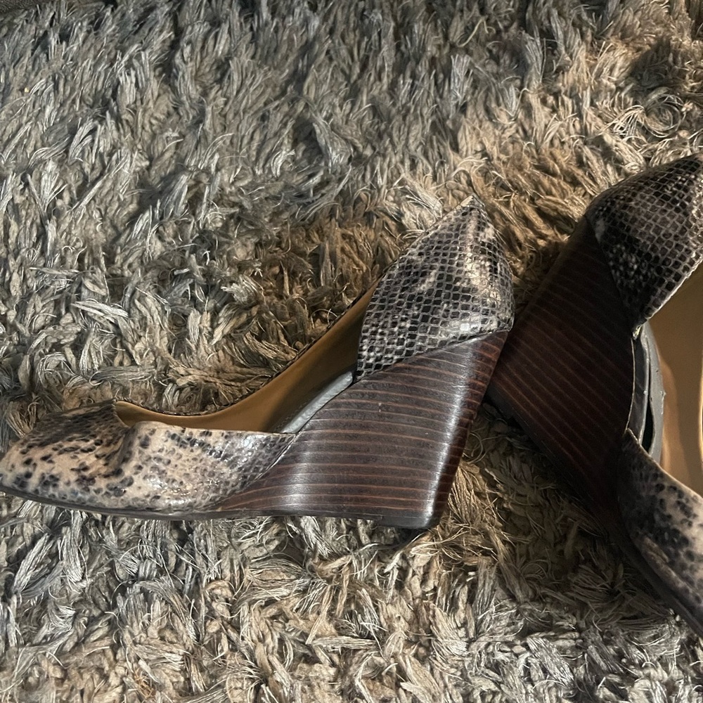 Heels - Picture 2 of 3